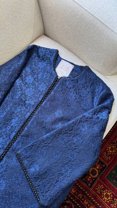 ست کت و شلوار مجلسی زنانه (کت گیپور دانتل مرواریددوزی و شلوار کرپ)